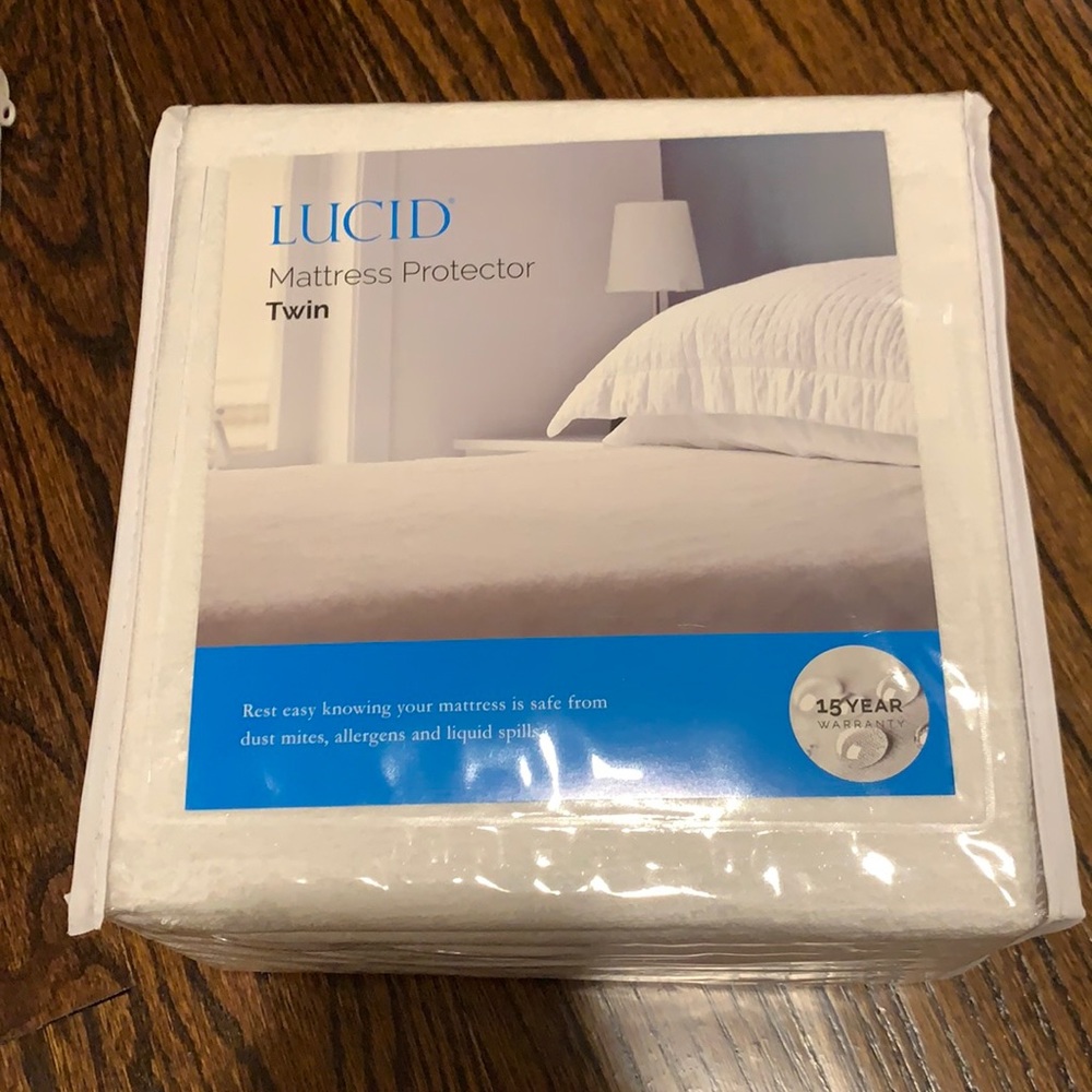 Lucid mattress protector (twin)